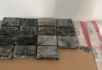 Dos hombres detenidos con 15 paquetes de presumible cocaína en Higüey