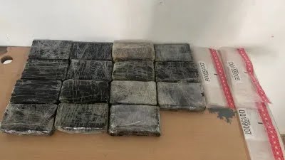 Dos hombres detenidos con 15 paquetes de presumible cocaína en Higüey