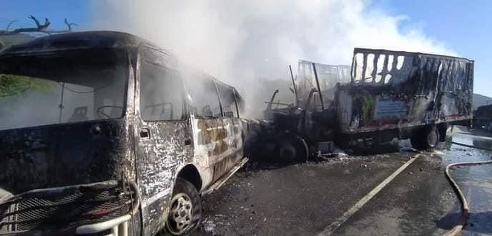 Dos personas mueren calcinadas  y varios resultan con quemaduras en accidente carretera Azua-Baní