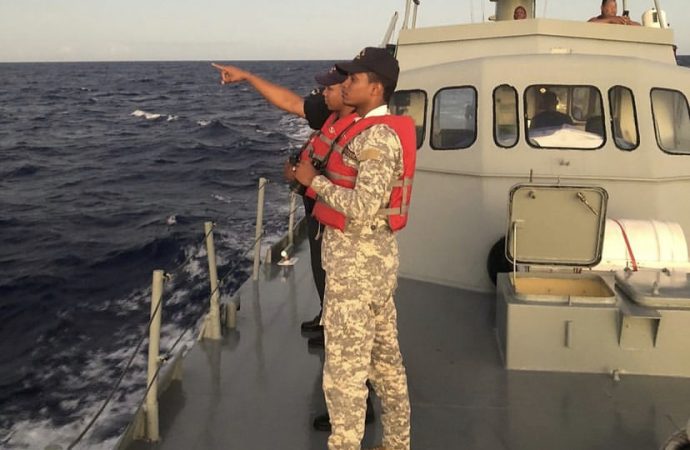 Armada rescata noveno tripulante de 12 que estaban a la deriva en aguas del Atlántico