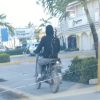 Denuncian “extranjeros haitianos conducen sin documentación por aceras como chivos sin ley” Bávaro Punta Cana