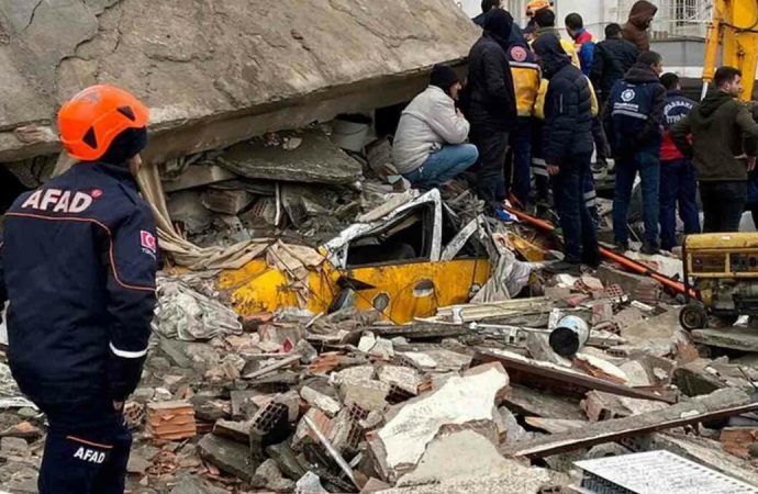 Más de mil muertos tras terremoto de magnitud 7,8 en Turquía