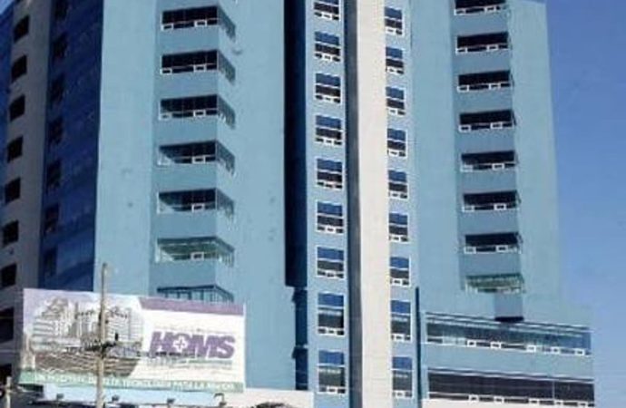 Hombre se suicida lanzándose de Hospital HOMS en Santiago