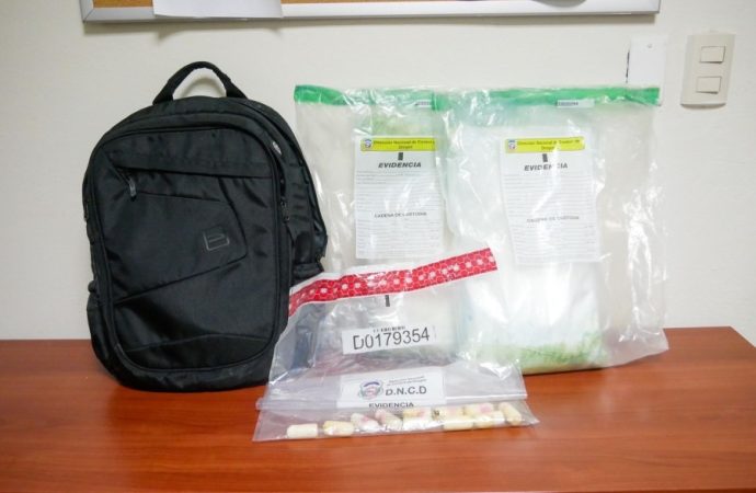 Detienen italiano con 3.37 kilogramos de cocaína en el estómago en aeropuerto de La Romana