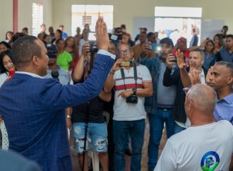 País Posible juramenta decenas de perredeistas en Bonao;entre ellos el regidor Joel Melo