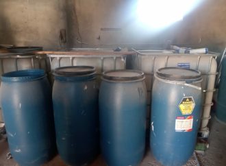 PN desmantela laboratorio clandestino de bebidas adulteradas en Boca Chica