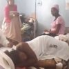 Denuncian en Hospital Materno Infantil de La Altagracia acuestan varias personas en una misma cama