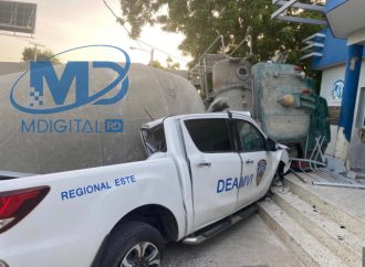 Camión choca contra Destacamento en La Romana y vehículo de la institución
