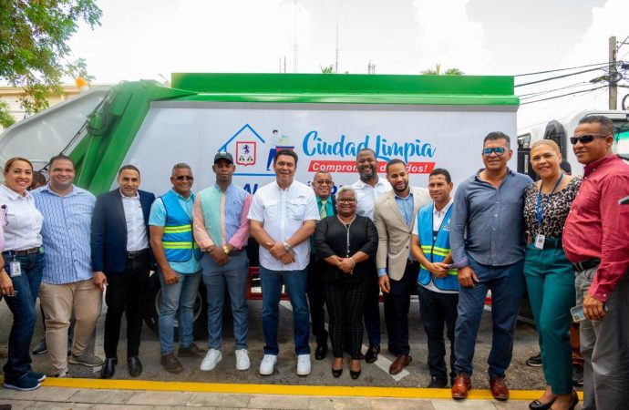 Liga Municipal regala camión recolector a Alcaldía de Higüey como premio a la eficiencia administrativa