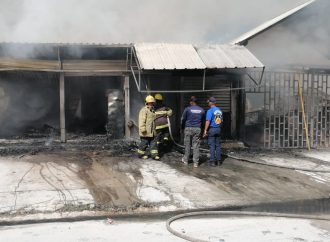 En Veron incendio afecta al menos siete locales comerciales