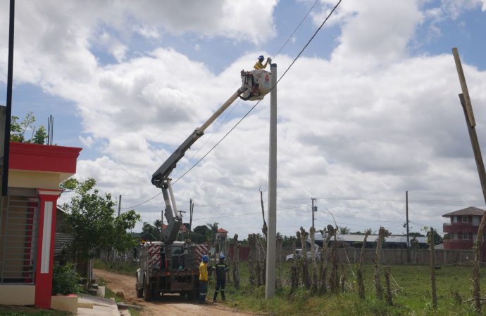 EDEEste instala redes eléctricas en Santana Bella, Higüey, beneficiando a decenas de familias