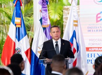 Juez presidente de la Suprema Corte de Justicia insta a futuros Defensores Públicos a priorizar la dignidad humana
