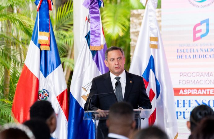 Juez presidente de la Suprema Corte de Justicia insta a futuros Defensores Públicos a priorizar la dignidad humana