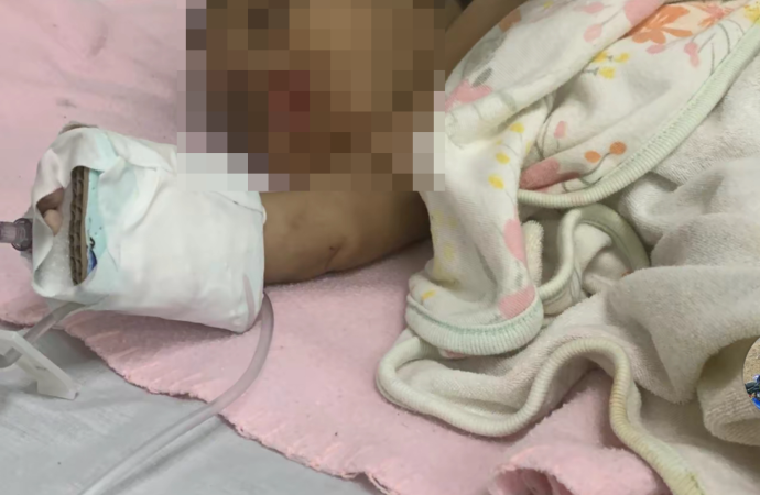 Conocerán medida de coerción a madre acusada de golpear su bebé en Miches