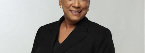 Presentación periódica y garantía económica a hombre por perseguir mujer con un machete en El Seibo