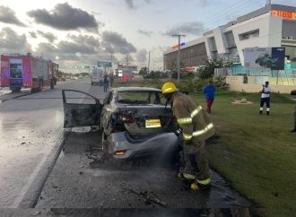 Incendio vehicular deja pareja extranjera con quemaduras en Punta Cana