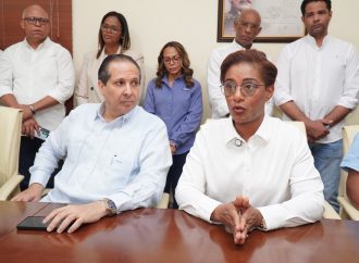Ministro Víctor Atallah y la gobernadora Daysi De Óleo destacan avances en salud durante jornada “El Gobierno en las Provincias” en La Altagracia