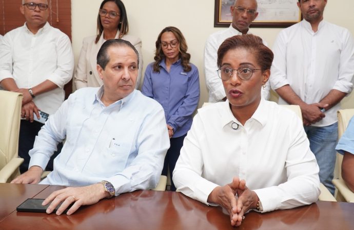 Ministro Víctor Atallah y la gobernadora Daysi De Óleo destacan avances en salud durante jornada “El Gobierno en las Provincias” en La Altagracia