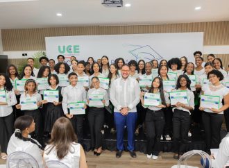 La UCE entrega 50 becas completas a jóvenes de excelencia académica