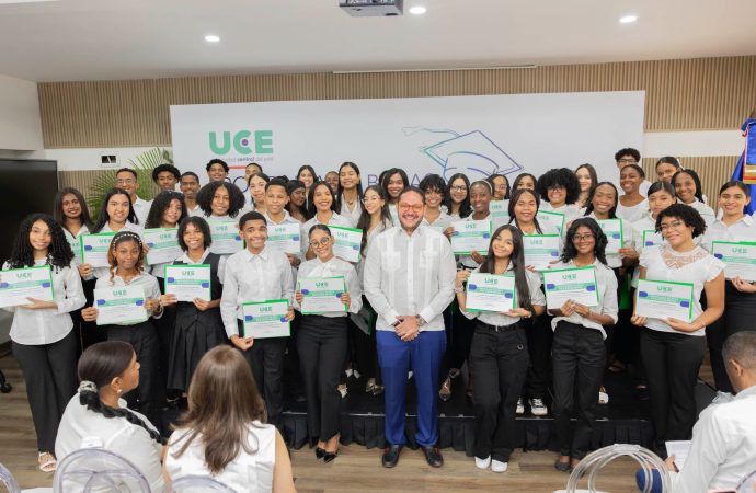 La UCE entrega 50 becas completas a jóvenes de excelencia académica