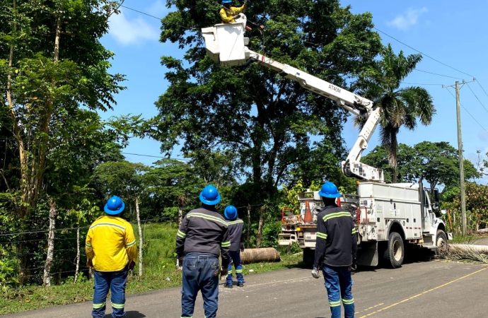Edeeste restablece servicio en Miches tras daños  por manifestaciones