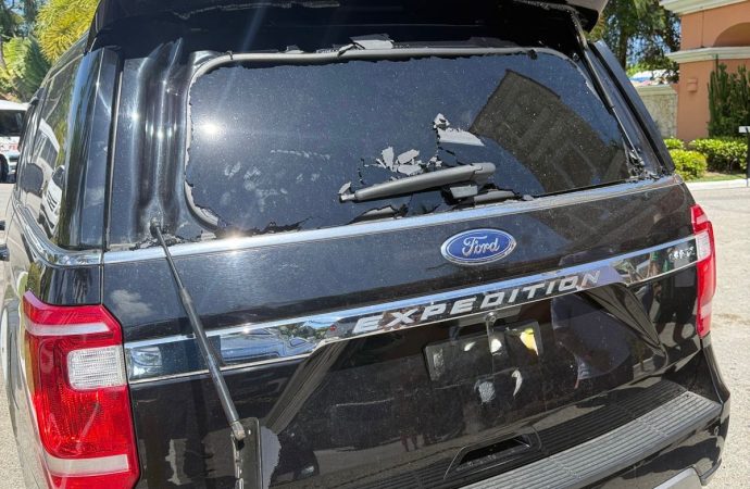 Denuncian agresión de taxista contra vehículo en Punta Cana tras ser confundido con Uber
