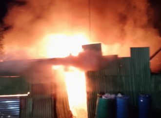 Incendio consume 28 viviendas y establecimientos comerciales en Villa Playwood, Verón