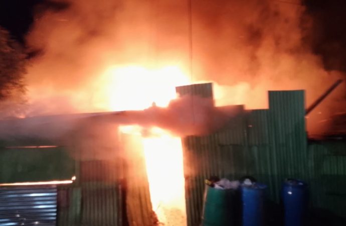 Incendio consume 28 viviendas y establecimientos comerciales en Villa Playwood, Verón