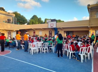 RIU Hotels & Resorts dona alimentos para cena navideña de la escuela Nazareth de Friusa, Bávaro
