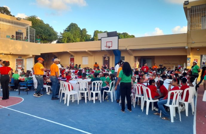 RIU Hotels & Resorts dona alimentos para cena navideña de la escuela Nazareth de Friusa, Bávaro