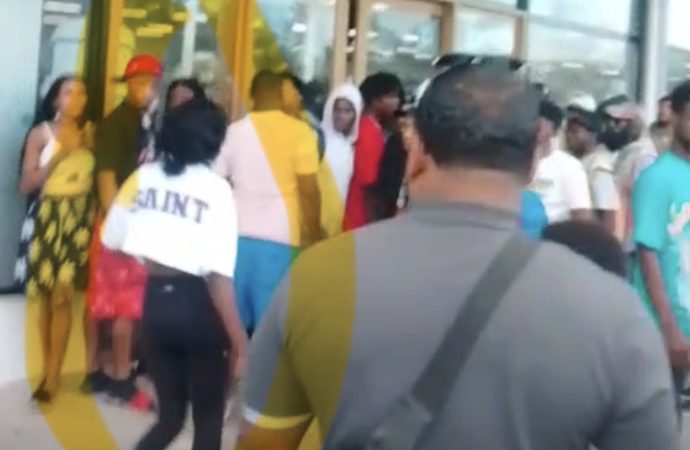 Extranjera haitiana desarma seguridad de tienda china en Bávaro y hiere varias personas