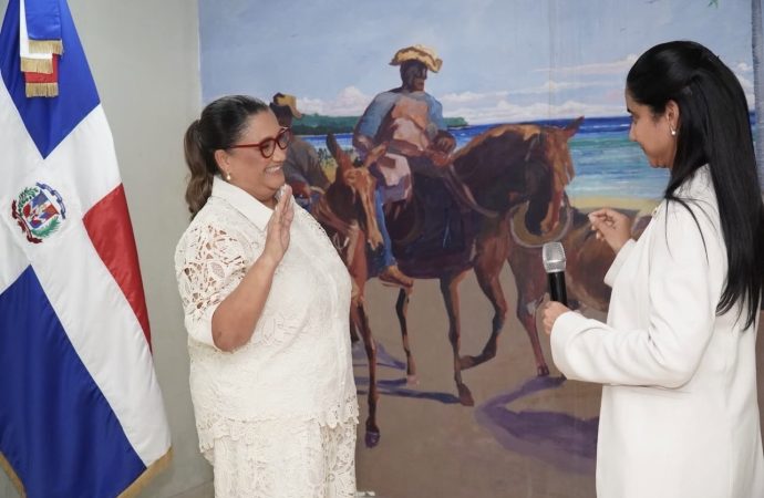 Juramentan a Martha Feliú como nueva directora regional Yuma del programa Supérate