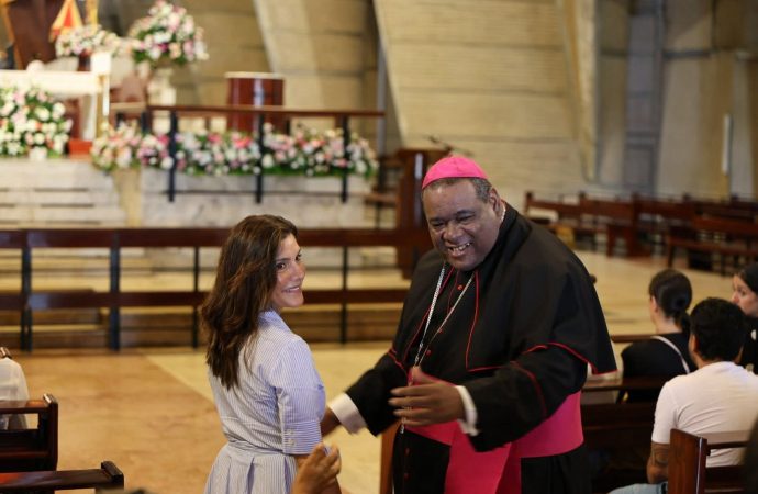 Embajadora de EEUU visita Basílica de Higüey