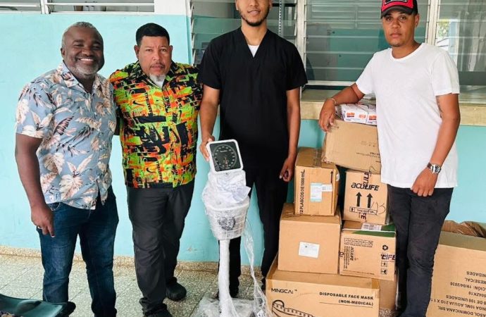 Dr. Juan Medina y “Tío Pepe” entregan medicamentos y utensilios médicos a la clínica rural de El Cedro, Miches.