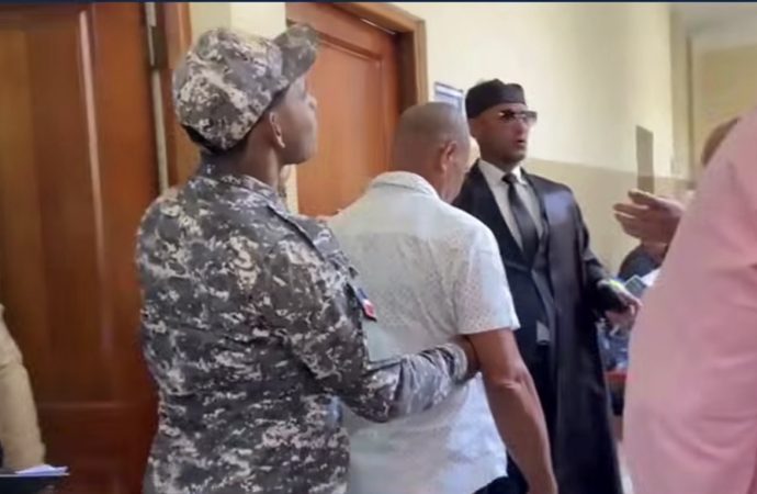 Presentación periódica y garantía económica a hombre por perseguir mujer con un machete en El Seibo