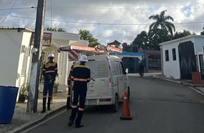 Edeeste desmantela conexión irregular en el Ayuntamiento de El Cedro, Miches y en residencia de la alcaldesa