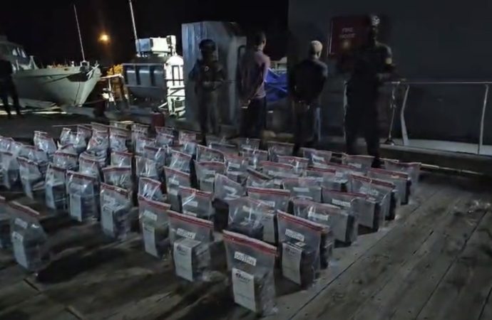 AUTORIDADES INTERVIENEN 375 PAQUETES DE PRESUNTA COCAÍNA: DOS HOMBRES APRESADOS