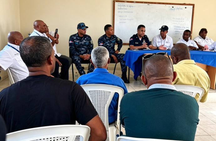 PN sostiene encuentro con comunitarios de Villa Cerro, Higüey