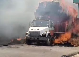 Se incendia camión cargado de pacas para caballos en Higüey; bomberos controlan la situación