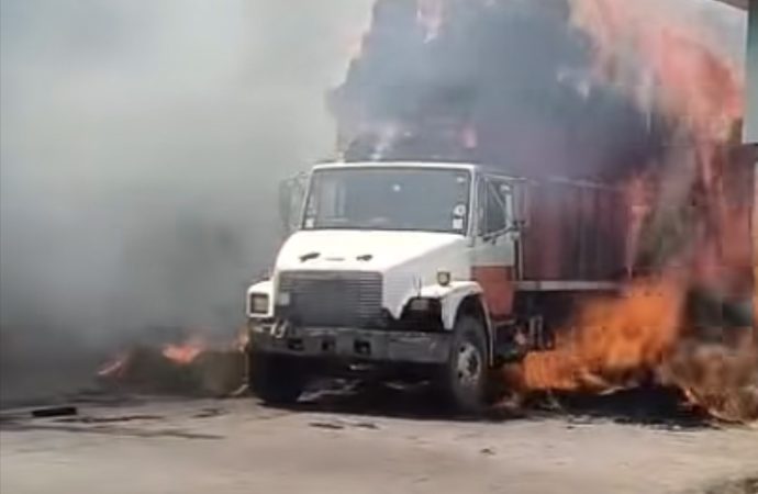 Se incendia camión cargado de pacas para caballos en Higüey; bomberos controlan la situación