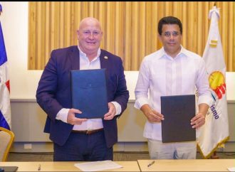 David Collado firma acuerdo con la ITF para fortalecer el transporte turístico sostenible en República Dominicana