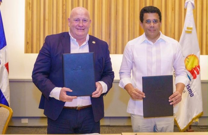 David Collado firma acuerdo con la ITF para fortalecer el transporte turístico sostenible en República Dominicana