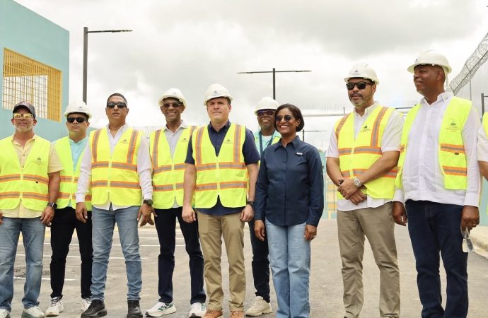 Ministro del MIVED supervisa avances de  obras en La Altagracia