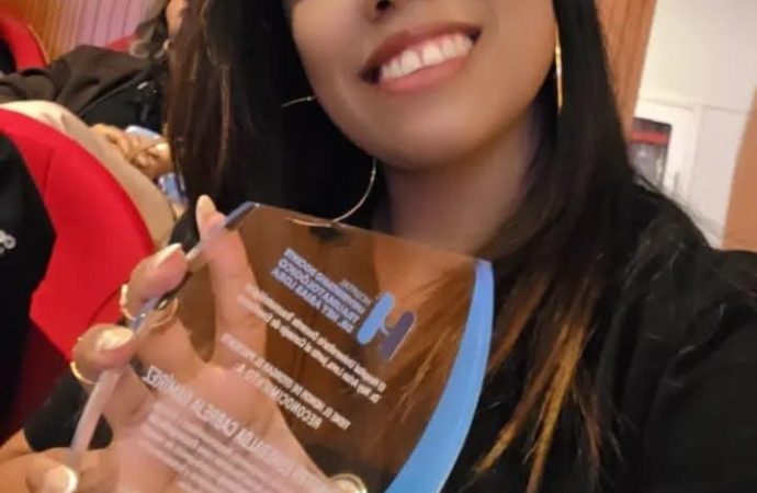 Sobrina de locutora Jade Ramírez recibe reconocimiento a la excelencia en el Hospital Ney Arias Lora