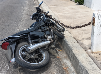 Muere hombre tras impactar motocicleta con cadena en Veron