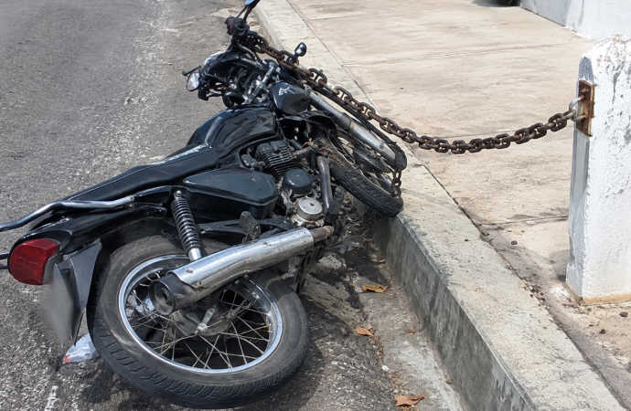 Muere hombre tras impactar motocicleta con cadena en Veron
