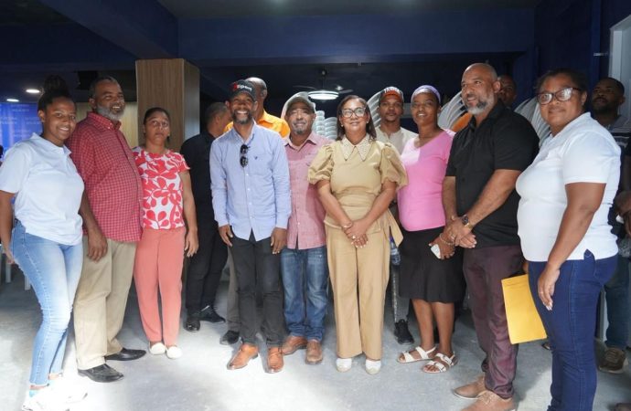 Fundación Mi Milagro Isanely beneficia a 12 iglesias de Higüey con 500 sillas y anuncia ampliación de su programa