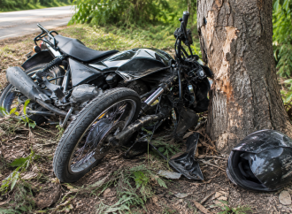 Hombre muere tras chocar motocicleta contra un árbol en Macao