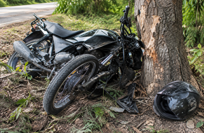 Hombre muere tras chocar motocicleta contra un árbol en Macao