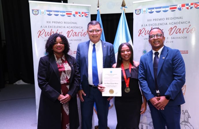 Estudiante de la UASD-Centro Nagua pone en alto a RD y gana premio a la excelencia en El Salvador